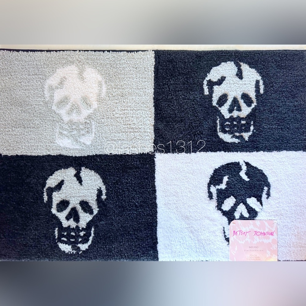 BETSEY JOHNSON Skull Bath Rug Mat - Black White Halloween - Picture 5 of 5